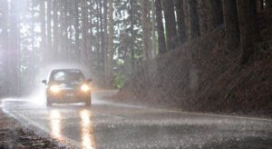 Como dirigir com segurança em casos de chuva forte na rodovia