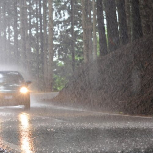 Como dirigir com segurança em casos de chuva forte na rodovia