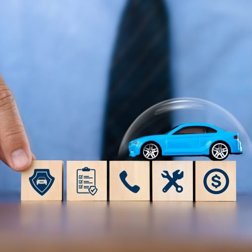 Car,Insurance,Services,Concept.businessman,Agent,Holding,Wooden,Block,And,Car proteção veicular